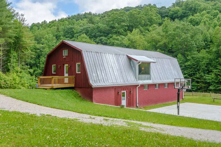Red Barn at Tiffany's Estate ample room for parking, great space for large groups Red Barn at Tiffany's Estate ample room for parking, great space for large groups