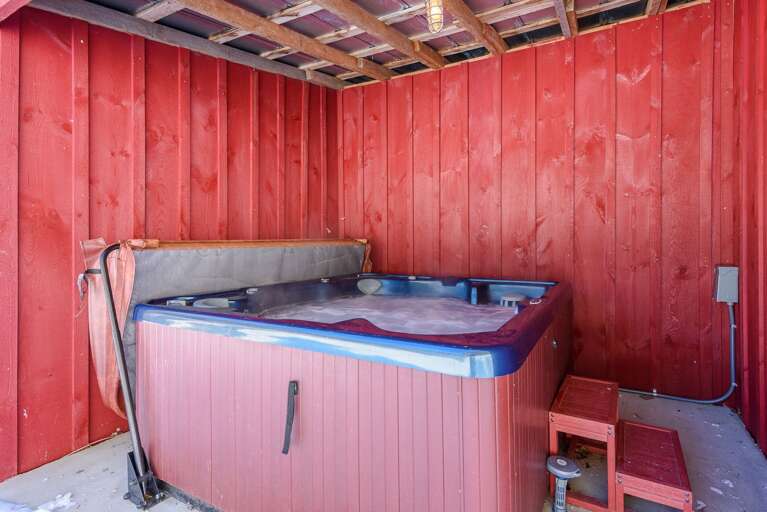 Red Barn at Tiffany's Estate Hot Tub Red Barn at Tiffany's Estate Hot Tub