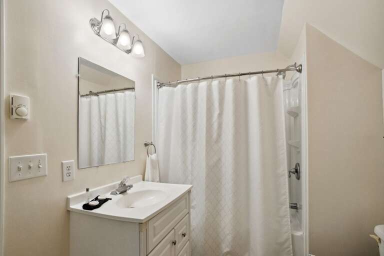 Upstairs Full Shared Bathroom Upstairs Full Shared Bathroom
