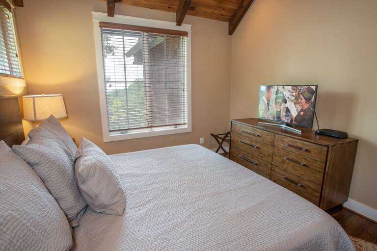 King Master Bedroom with HD Smart TV and Mountain Views King Master Bedroom with HD Smart TV and Mountain Views