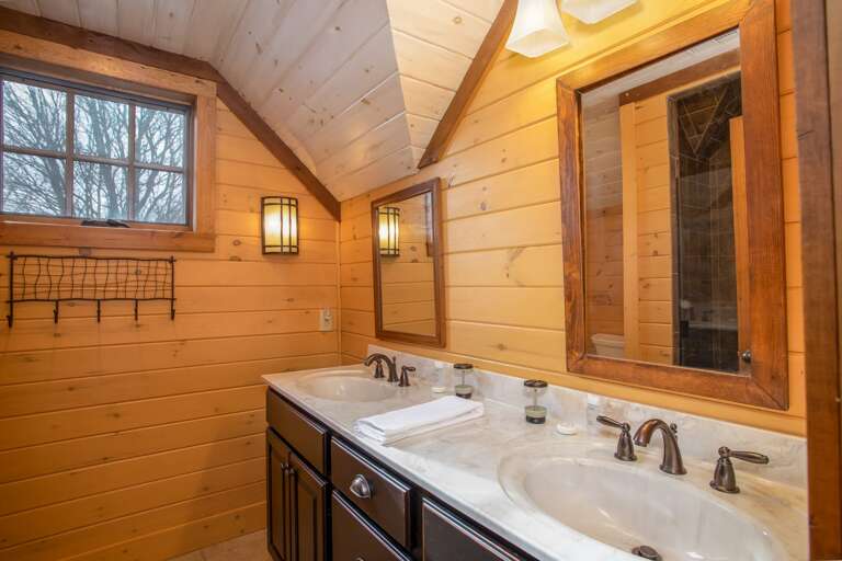 Upstairs Full Bathroom