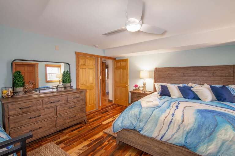 King Suite on Middle Level King Suite on Middle Level