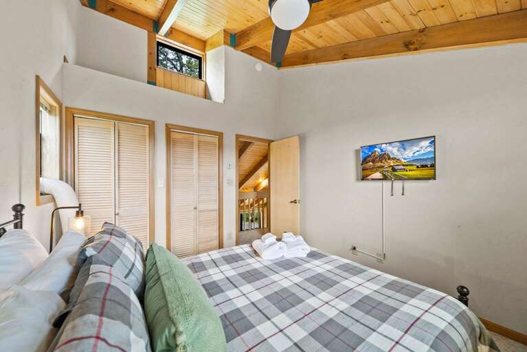 Queen Bed and TV in the Upper Level Queen Room