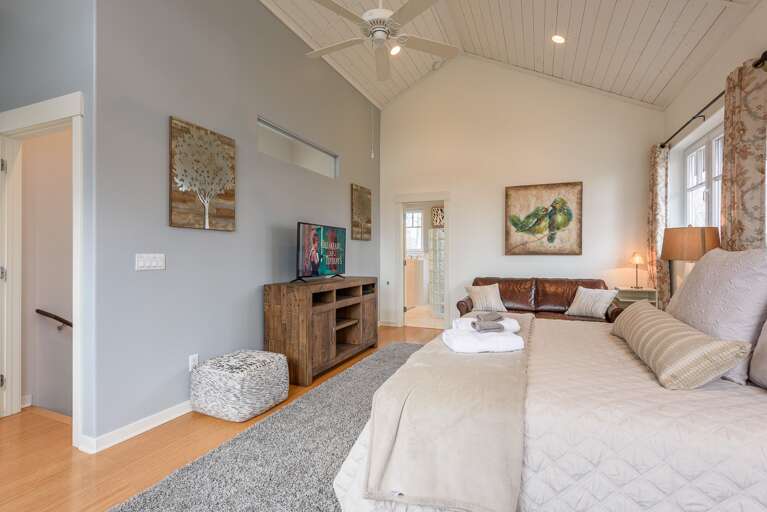 Upper Level Master Bedroom with Vaulted Ceilings, HDTV, Leather Sofa Upper Level Master Bedroom with Vaulted Ceilings, HDTV, Leather Sofa
