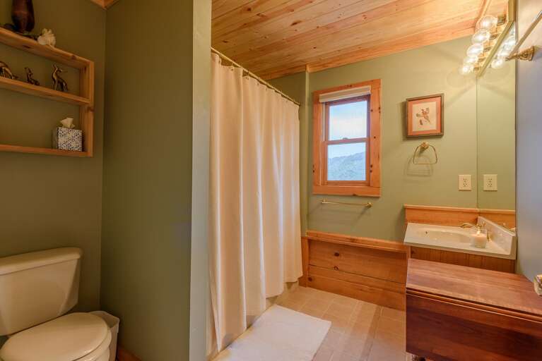 Upstairs Ensuite Full Bathroom with Tub and Shower Upstairs Ensuite Full Bathroom with Tub and Shower