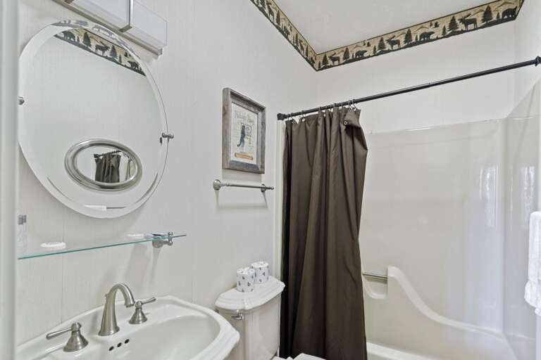 Ensuite Full Bathroom with Tub/Shower Combo