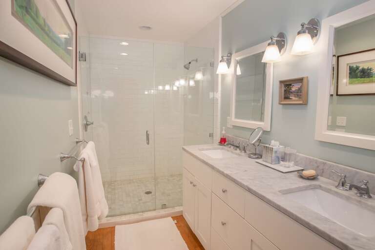 Private EnSuite Master Bathroom