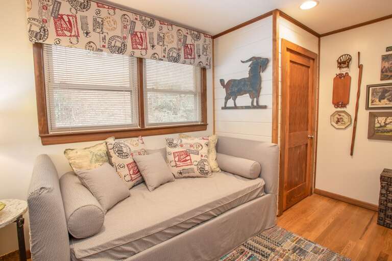 Sitting Room with Daybed, can be used as 6th Bedroom