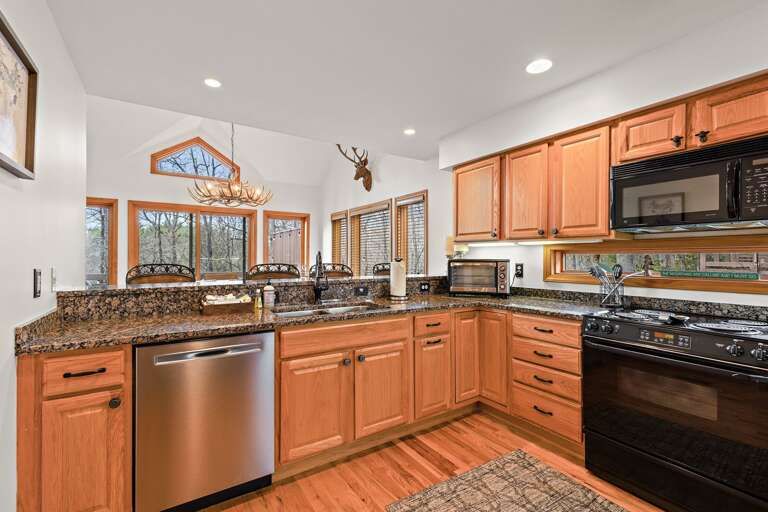 Spacious Well Stocked Kitchen Spacious Well Stocked Kitchen