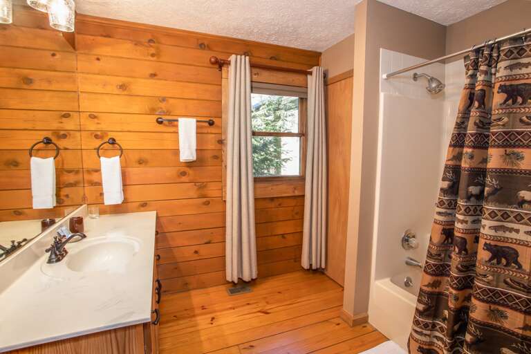 Private EnSuite Master Bathroom with Tub and Shower Combo Private EnSuite Master Bathroom with Tub and Shower Combo