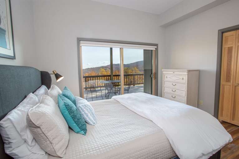 HD Smart TV (added since photo shoot) in Lower Queen “jack n jill” Suite