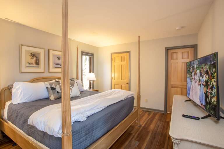 Lower King “jack n jill” Suite with HD Smart TV