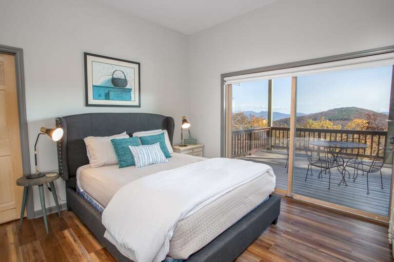 Lower Queen “jack n Jill” Suite with Mountain Views