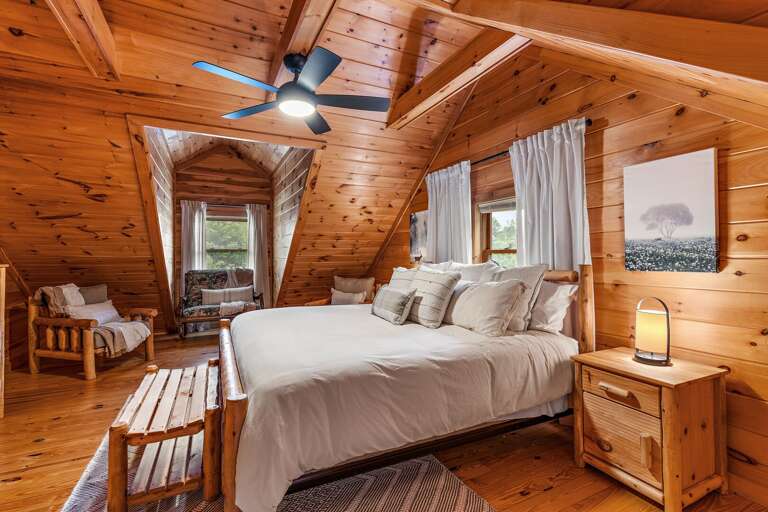 Cozy King Suite with Private Bathroom