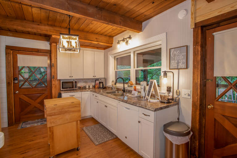 Charming Kitchen, equipped to accommodate a Full House!