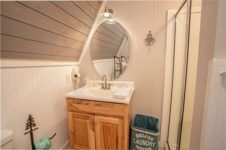 Full EnSuite Bathroom with Tub and Shower Combo in Queen Suite
