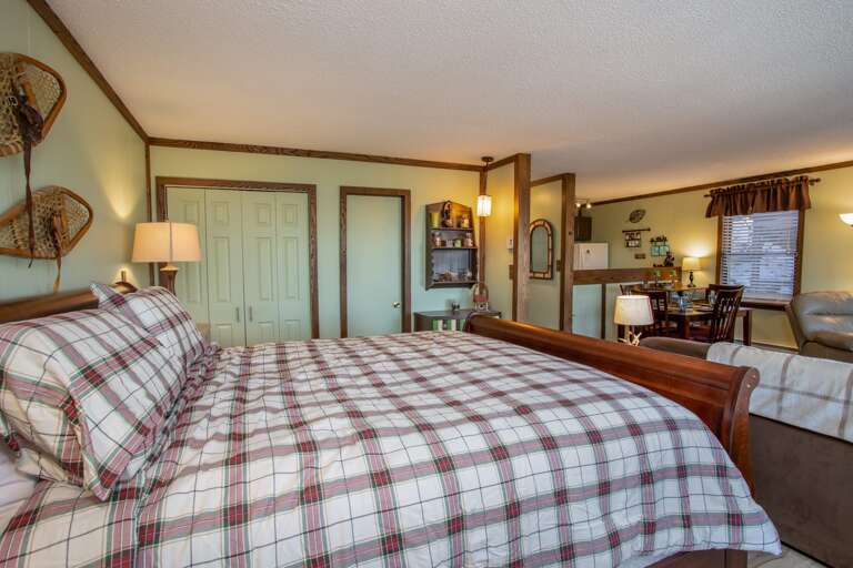 Big Comfy King Bed!!