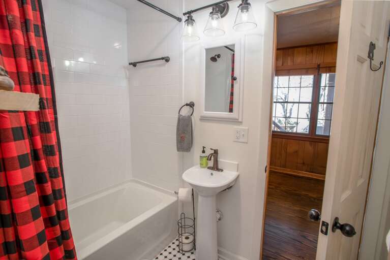 Lower Level Full Bath near Queen Bedroom Lower Level Full Bath near Queen Bedroom
