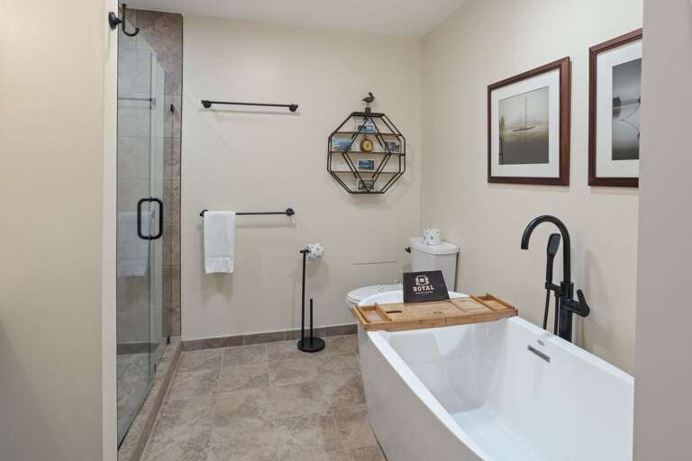 Huge Soaking Tub in Master Bathroom! Huge Soaking Tub in Master Bathroom!