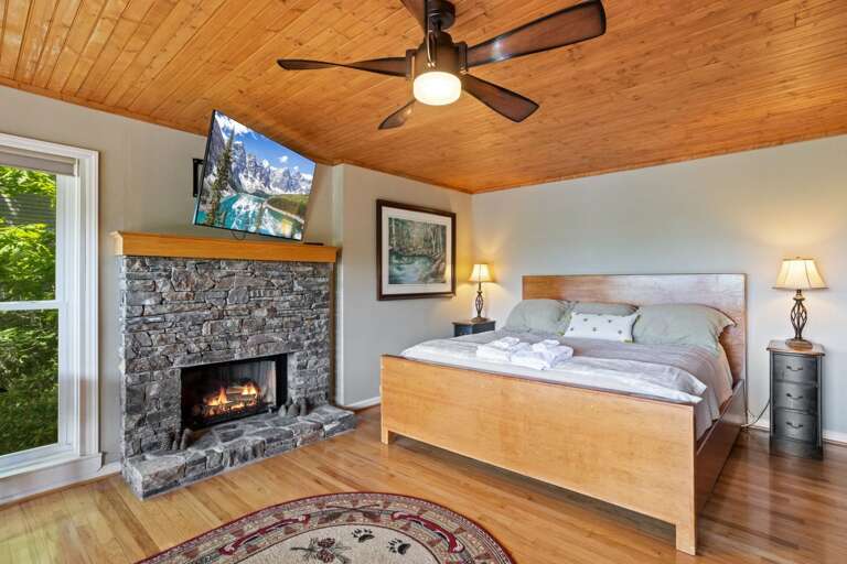 Master Suite with Fireplace, Views, HD Smart TV, and Custom-crafted Live Edge King Master Bed! Master Suite with Fireplace, Views, HD Smart TV, and Custom-crafted Live Edge King Master Bed!
