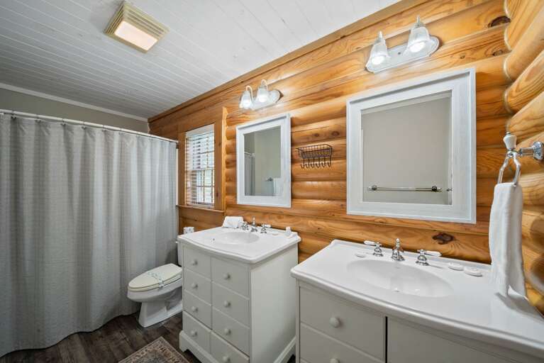 Ensuite Bathroom with Combo Tub and Shower in the Upper Level King
