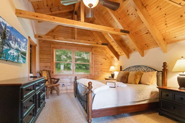 Upstairs King with Vaulted Ceilings and TV