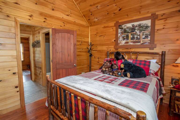 Queen Bedroom on Upper Level Queen Bedroom on Upper Level