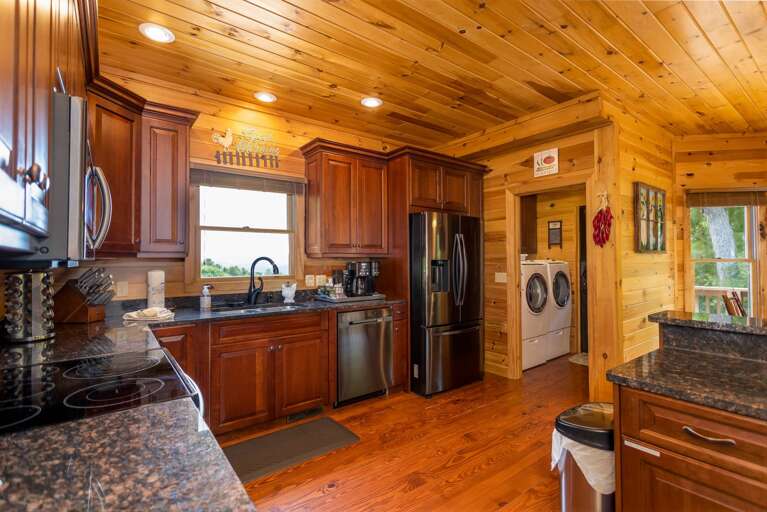 Spacious Kitchen with Granite Countertops Spacious Kitchen with Granite Countertops