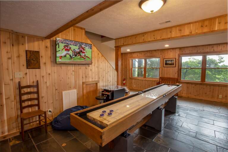 Game Room with HD Smart TV, Shuffleboard Table, Multi Cade with Hundreds of fun Arcade Games... and VIEWS!!