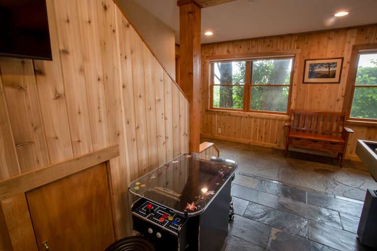 Glass-top Multi Cade, loaded w/ over 400 retro and new Games! Is also perfect for Boardgames and Cards!