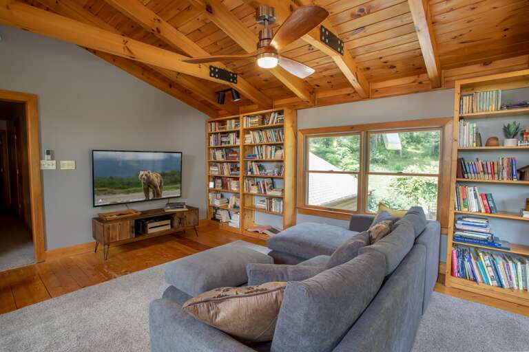 Upstairs Loft with Huge HD Smart TV, Loads of Books and Games to enjoy!