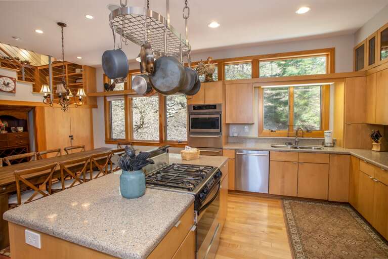Well Stocked Large Modern Kitchen Well Stocked Large Modern Kitchen