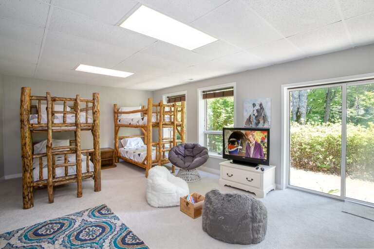 Lower bunkroom with TV and sleeping for 6