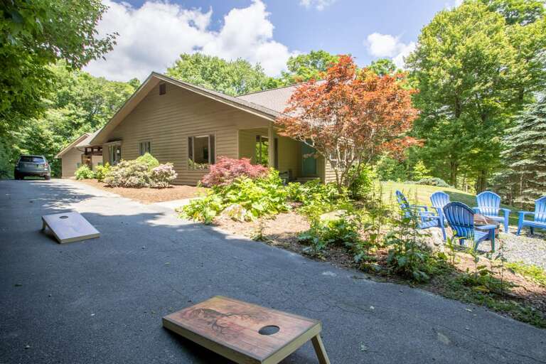 Flat drive for games and easy, flexible parking