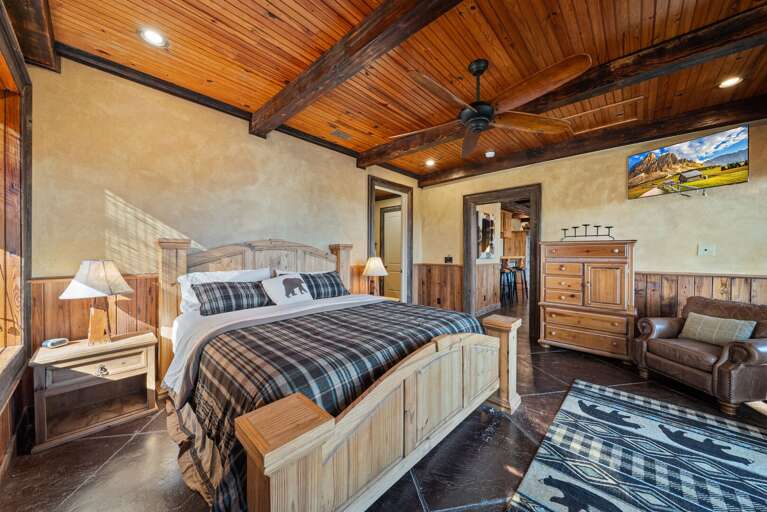 King Suite on Lower Level with TV, Deck Access and Ensuite Bathroom