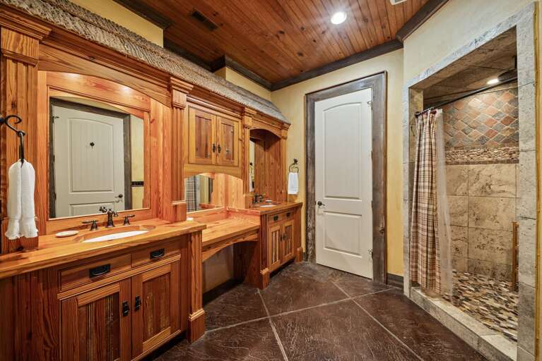 Lower Level King Suite Bathroom