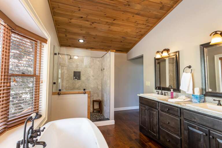 Ensuite Bathroom with Double Vanity, Step in Shower and Soaking Tub Ensuite Bathroom with Double Vanity, Step in Shower and Soaking Tub