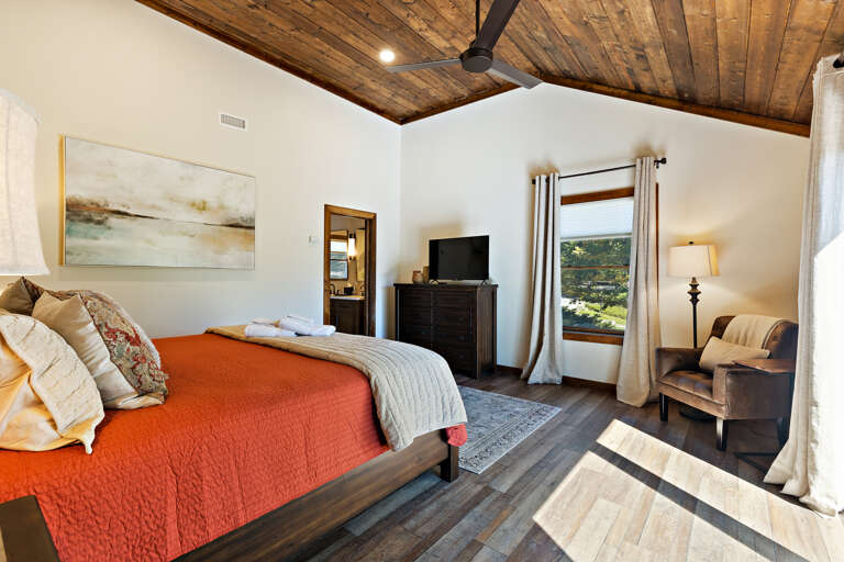 King Bed and Ensuite Master Bathroom