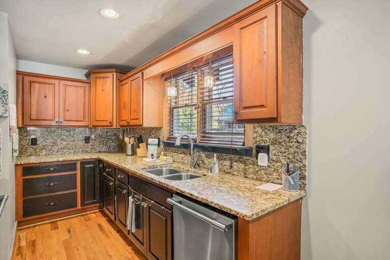 Granite Countertops in the Well Equipped Kitchen Granite Countertops in the Well Equipped Kitchen
