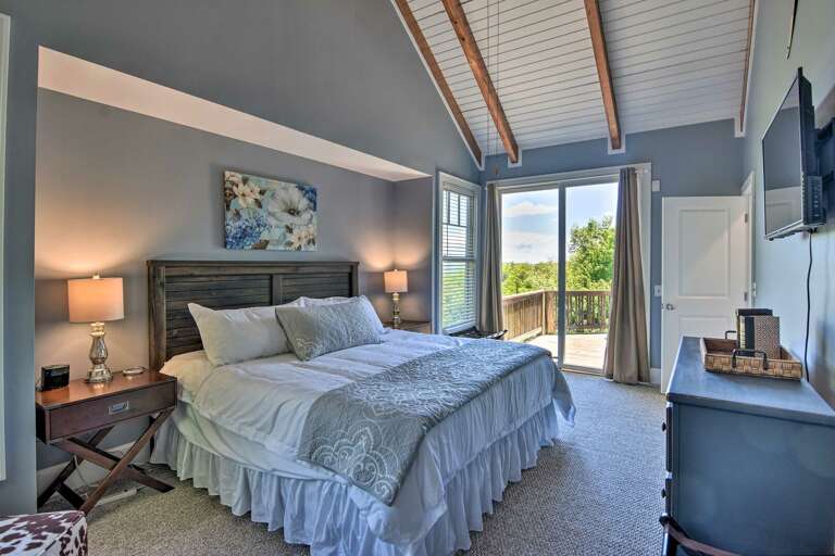 King Bed in the Master Bedroom King Bed in the Master Bedroom