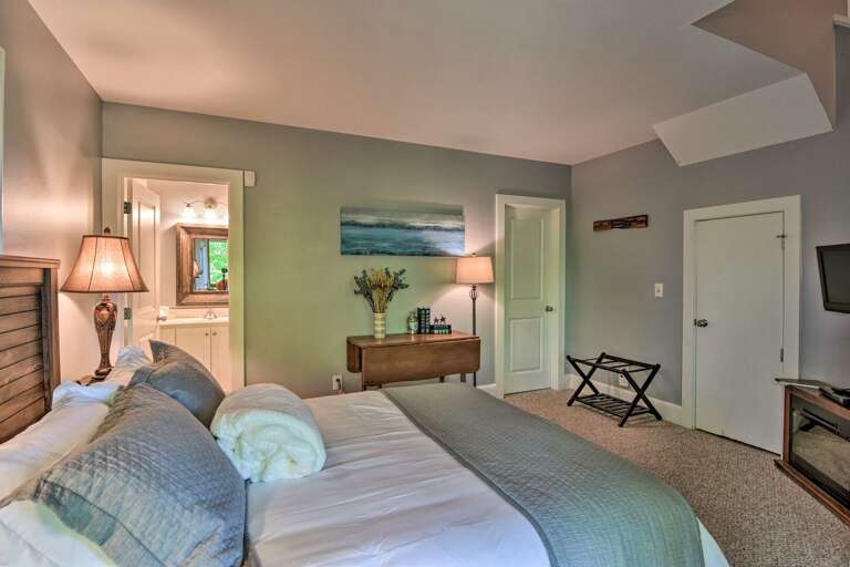 Lower Level Queen with TV and Ensuite Bathroom Lower Level Queen with TV and Ensuite Bathroom