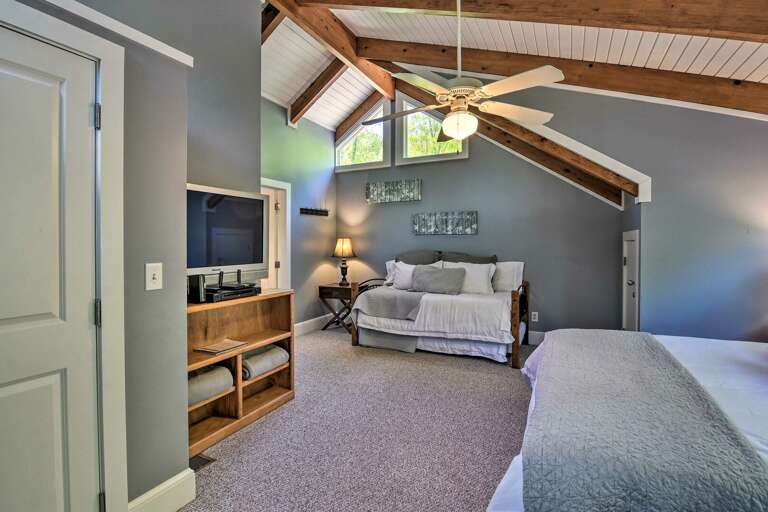 TV and Ensuite Bathroom TV and Ensuite Bathroom