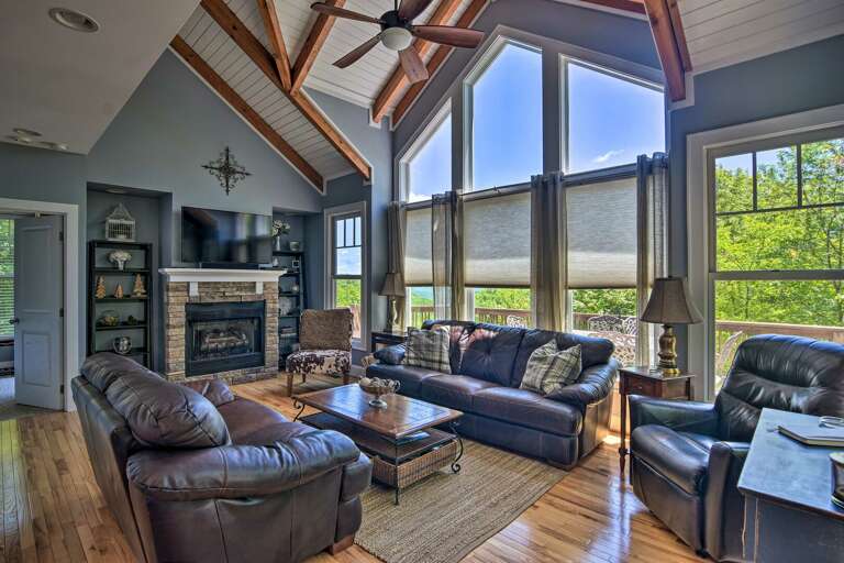 Vaulted Ceilings and Leather Furniture in the Living Room Vaulted Ceilings and Leather Furniture in the Living Room