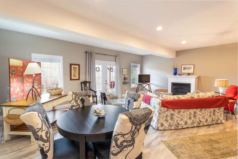 Bright Spacious Family Room with Dining Table