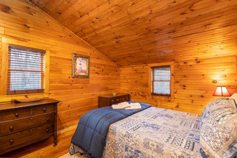 Comfortable Upstairs Queen with Private Bathroom Comfortable Upstairs Queen with Private Bathroom