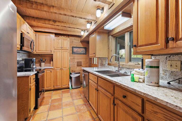 Spacious Kitchen with Granite Counter Tops Spacious Kitchen with Granite Counter Tops