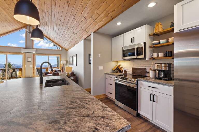 Basin Sink in the Spacious Kitchen Island