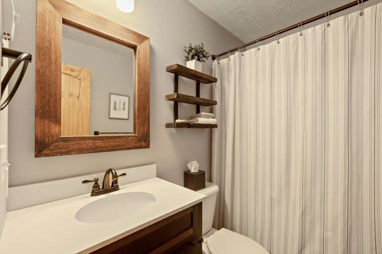 Main Level Shared Bathroom with Tub/Shower Combo