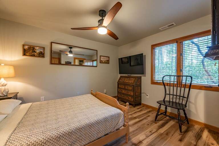 Double Bed, TV, and Ensuite Bathroom Double Bed, TV, and Ensuite Bathroom