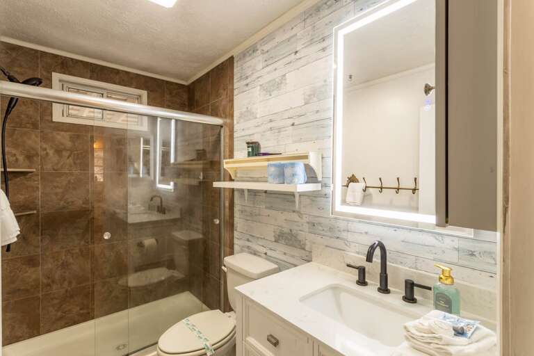 Main Floor Full Hall Bathroom Main Floor Full Hall Bathroom